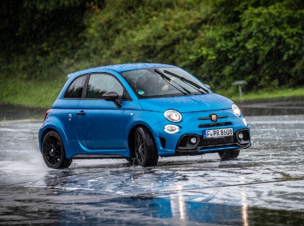 Übungen auf nasser Teststrecke mit Fontänen-Hindernissen: Der Abarth 595 in Aktion Übungen auf nasser Teststrecke mit Fontänen-Hindernissen: Der Abarth 595 in Aktion