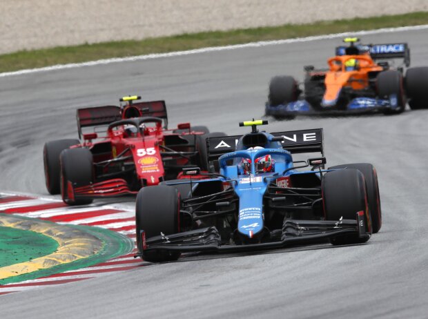 Titel-Bild zur News: Esteban Ocon, Carlos Sainz, Lando Norris: Formel-1-Autos von Alpine, Ferrari und McLaren beim Spanien-Grand-Prix der Formel 1 2021 in Barcelona