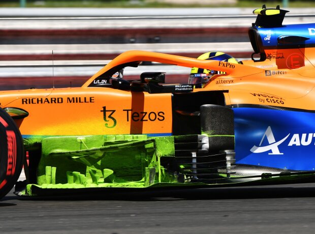 Titel-Bild zur News: Lando Norris im McLaren-Mercedes MCL35M im Freien Training zum Grand Prix von Ungarn der Formel 1 2021 auf dem Hungaroring bei Budapest mit Flow-Vis-Farbe an den Bargeboards