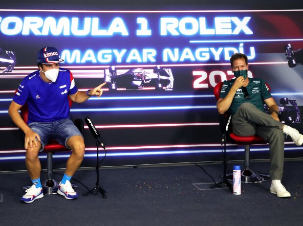 Fernando Alonso (Alpine) und Sebastian Vettel (Aston Martin) in der Pressekonferenz vor dem Formel-1-Rennen in Ungarn 2021 in Budapest