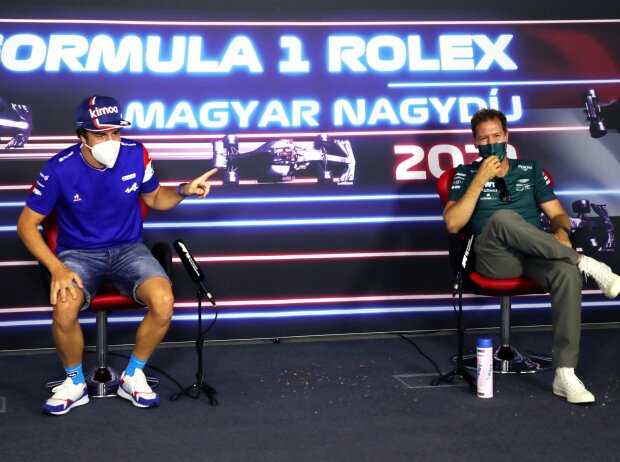 Fernando Alonso (Alpine) und Sebastian Vettel (Aston Martin) in der Pressekonferenz vor dem Formel-1-Rennen in Ungarn 2021 in Budapest Fernando Alonso (Alpine) und Sebastian Vettel (Aston Martin) in der Pressekonferenz vor dem Formel-1-Rennen in Ungarn 2021 in Budapest