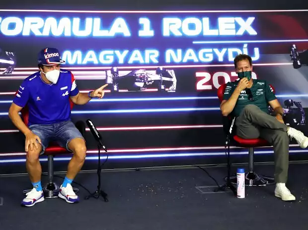 Fernando Alonso (Alpine) und Sebastian Vettel (Aston Martin) in der Pressekonferenz vor dem Formel-1-Rennen in Ungarn 2021 in Budapest Titel-Bild zur News: Fernando Alonso (Alpine) und Sebastian Vettel (Aston Martin) in der Pressekonferenz vor dem Formel-1-Rennen in Ungarn 2021 in Budapest