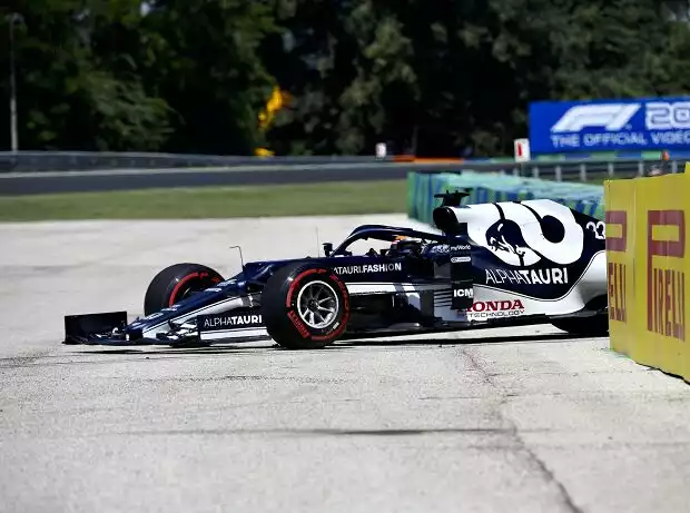 Yuki Tsunoda (AlphaTauri) steht nach einem Unfall am Streckenrand des Hungarorings in Ungarn Titel-Bild zur News: Yuki Tsunoda (AlphaTauri) steht nach einem Unfall am Streckenrand des Hungarorings in Ungarn