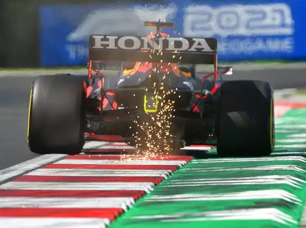 Titel-Bild zur News: Max Verstappen im Red Bull RB16B beim Training zum Grand Prix von Ungarn der Formel 1 2021 auf dem Hungaroring bei Budapest