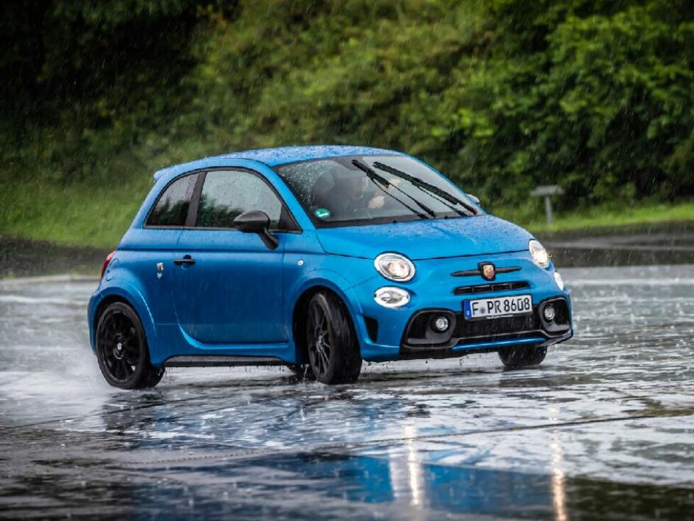 Übungen auf nasser Teststrecke mit Fontänen-Hindernissen: Der Abarth 595 in Aktion