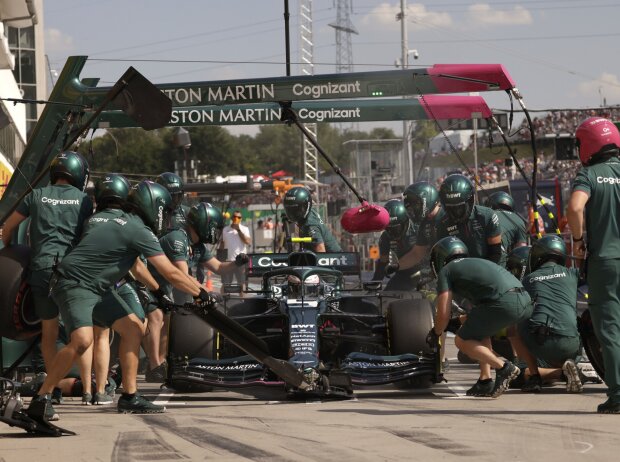 Sebastian Vettel im Aston Martin AMR21 beim Grand Prix von Ungarn der Formel 1 2021 am Hungaroring bei Budapest mit einem Übungsstopp im Freien Training