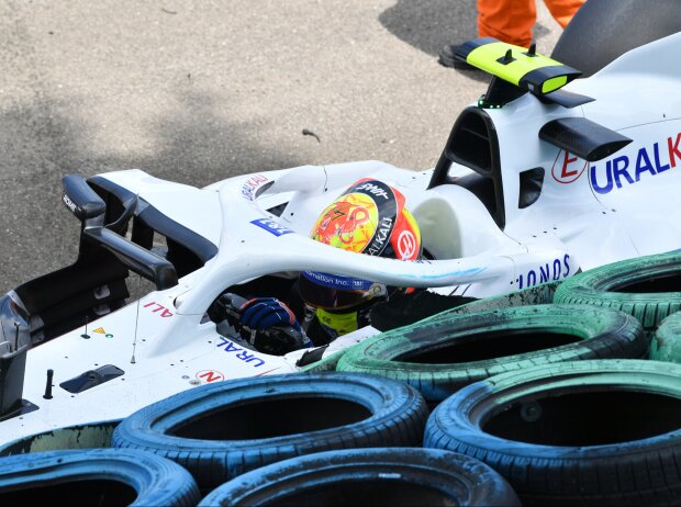 Titel-Bild zur News: Unfall von Mick Schumacher (Haas) im dritten Freien Training zum Grand Prix von Ungarn 2021 auf dem Hungaroring bei Budapest