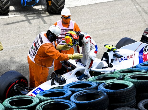Titel-Bild zur News: Mick Schumacher (Haas) steigt auf dem Hungaroring aus seinem verunfallten Auto