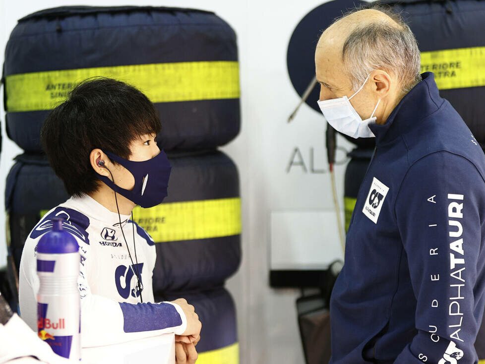 Yuki Tsunoda im Gespräch mit AlphaTauri-Teamchef Franz Tost bei Testfahrten in Imola