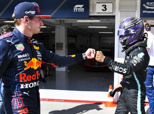 Lewis Hamilton und Max Verstappen klatschen sich ab nach dem Formel-1-Qualifying zum Grand Prix von Ungarn 2021 in Budapest Lewis Hamilton und Max Verstappen klatschen sich ab nach dem Formel-1-Qualifying zum Grand Prix von Ungarn 2021 in Budapest