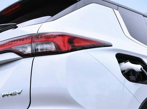 Titel-Bild zur News: 2023 Mitsubishi Outlander Plug-In Hybrid teaser