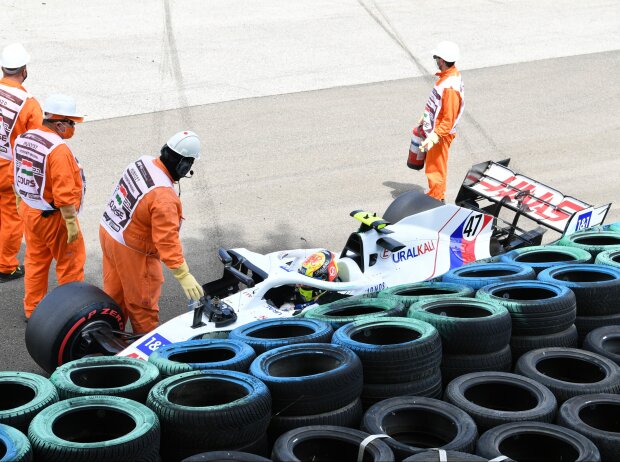 Titel-Bild zur News: Mick Schumacher (Haas) verunfallt im dritten Freien Training beim Formel-1-Rennen in Budapest