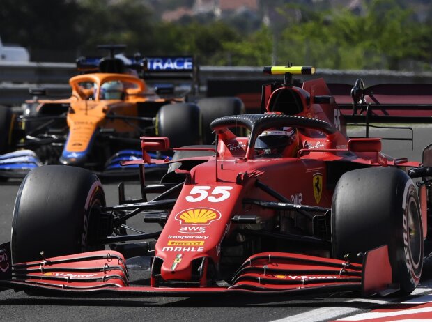 Carlos Sainz im Ferrari SF21 vor Daniel Ricciardo im McLaren MCL35M beim Grand Prix von Ungarn der Formel 1 2021 auf dem Hungaroring bei Budapest Carlos Sainz im Ferrari SF21 vor Daniel Ricciardo im McLaren MCL35M beim Grand Prix von Ungarn der Formel 1 2021 auf dem Hungaroring bei Budapest