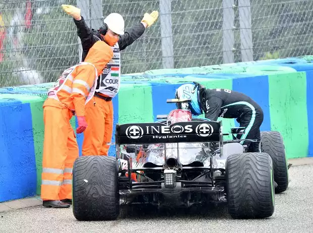 Valtteri Bottas nach dem Startunfall in Ungarn Titel-Bild zur News: Valtteri Bottas nach dem Startunfall in Ungarn
