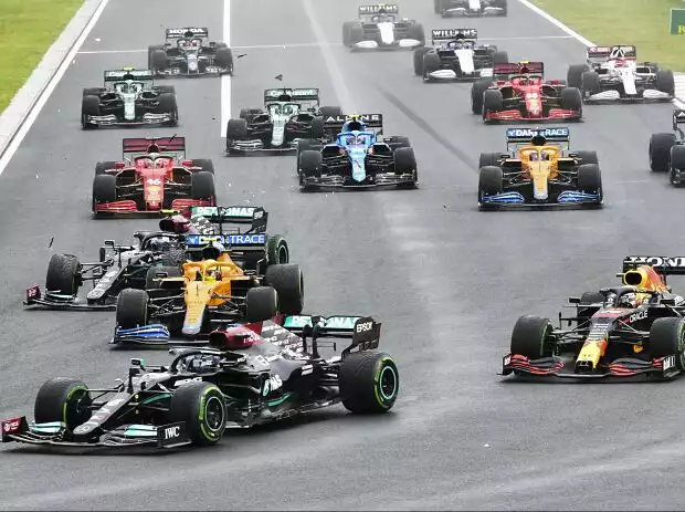 Titel-Bild zur News: Start zum GP Ungarn 2021 auf dem Hungaroring: Lewis Hamilton führt, Valtteri Bottas rutscht in Lando Norris