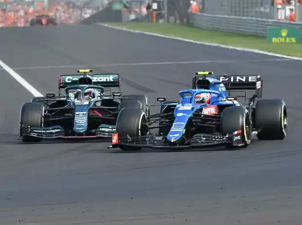 Esteban Ocon im Alpine A521 vor Sebastian Vettel im Aston Martin AMR21 beim Grand Prix von Ungarn der Formel 1 2021 in Budapest Titel-Bild zur News: Esteban Ocon im Alpine A521 vor Sebastian Vettel im Aston Martin AMR21 beim Grand Prix von Ungarn der Formel 1 2021 in Budapest