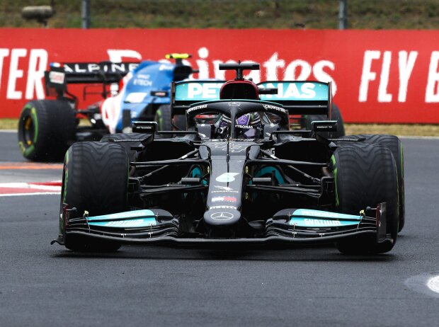 Titel-Bild zur News: Lewis Hamilton (Mercedes) vor Esteban Ocon (Alpine) während des Formel-1-Rennens 2021 in Ungarn