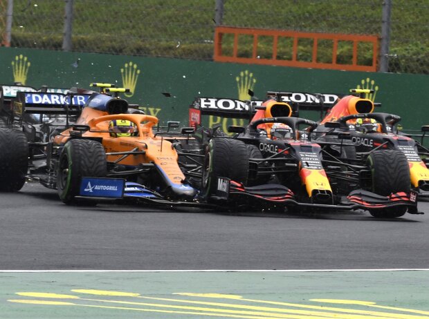 Titel-Bild zur News: Unfall nach dem Start: Lando Norris im McLaren MCL35M trifft Max Verstappen im Red Bull RB16, nachdem Valtteri Bottas im Mercedes W12 im Grand Prix von Ungarn der Formel 1 2021 eine Kettenreaktion ausgelöst hat