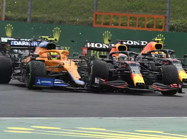 Unfall nach dem Start: Lando Norris im McLaren MCL35M trifft Max Verstappen im Red Bull RB16, nachdem Valtteri Bottas im Mercedes W12 im Grand Prix von Ungarn der Formel 1 2021 eine Kettenreaktion ausgelöst hat Titel-Bild zur News: Unfall nach dem Start: Lando Norris im McLaren MCL35M trifft Max Verstappen im Red Bull RB16, nachdem Valtteri Bottas im Mercedes W12 im Grand Prix von Ungarn der Formel 1 2021 eine Kettenreaktion ausgelöst hat