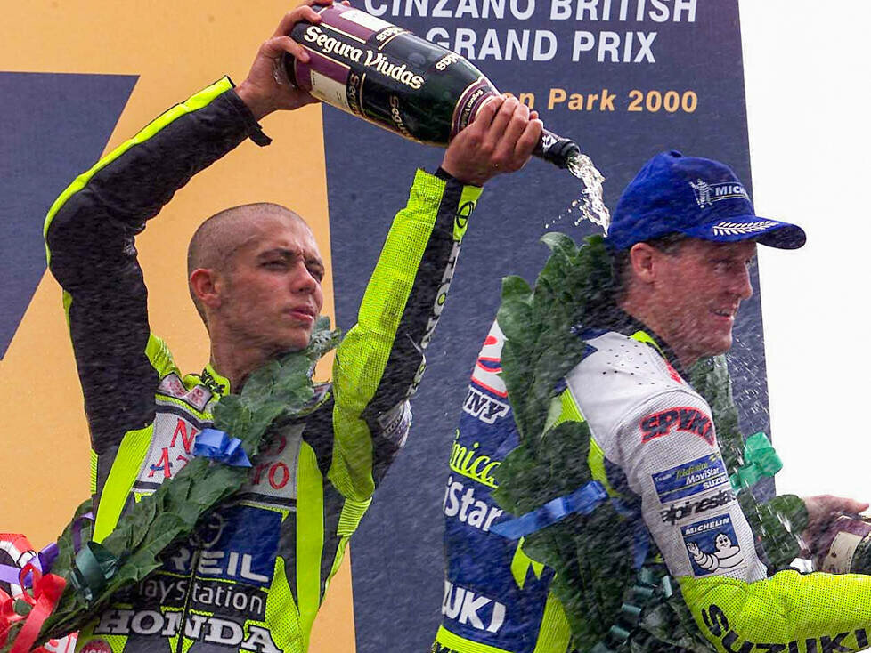 Valentino Rossi feiert seinen ersten 500er-Sieg in Donington 2000 mit Kenny Roberts jun.