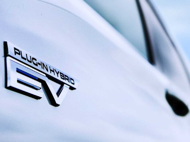 2023 Mitsubishi Outlander Plug-In Hybrid teaser 