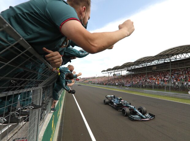 Mitglieder von Aston Martin bejubeln die Zieldurchfahrt von Sebastian Vettel im Aston Martin AMR21 auf Platz zwei beim Grand Prix von Ungarn der Formel 1 2021 auf dem Hungaroring bei Budapest Mitglieder von Aston Martin bejubeln die Zieldurchfahrt von Sebastian Vettel im Aston Martin AMR21 auf Platz zwei beim Grand Prix von Ungarn der Formel 1 2021 auf dem Hungaroring bei Budapest