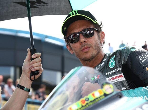 Titel-Bild zur News: Valentino Rossi (Petronas-Yamaha) wartet in der Startaufstellung in Assen