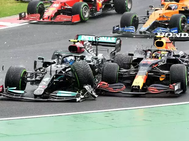 Valtteri Bottas im Mercedes W12 kollidiert am Start mit Sergio Perez im Red Bull RB16B: Grand Prix von Ungarn der Formel 1 2021 in Budapest Titel-Bild zur News: Valtteri Bottas im Mercedes W12 kollidiert am Start mit Sergio Perez im Red Bull RB16B: Grand Prix von Ungarn der Formel 1 2021 in Budapest