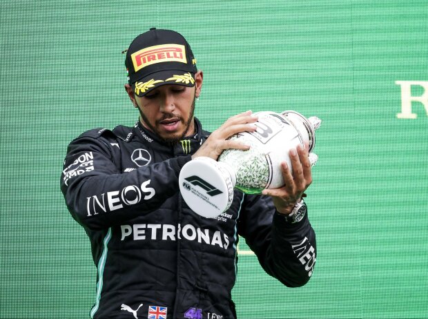Titel-Bild zur News: Lewis Hamilton (Mercedes): Bei der Siegerehrung nach dem Grand Prix von Ungarn 2021 waren mögliche Spätfolgen (Long COVID) seiner Coronaviruserkrankung im Jahr 2020 unübersehbar