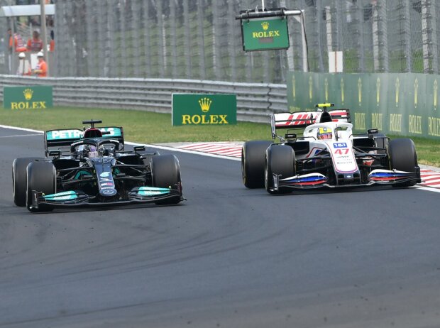 Titel-Bild zur News: Lewis Hamilton im Mercedes überholt Mick Schumacher im Haas beim Grand Prix von Ungarn der Formel 1 2021 in Budapest im direkten Zweikampf
