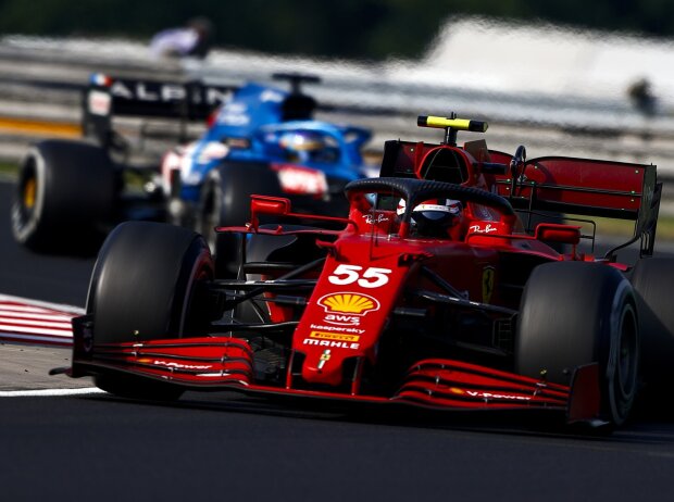 Carlos Sainz im Ferrari SF21 vor Fernando Alonso im Alpine A521 beim Grand Prix von Ungarn der Formel 1 2021 in Budapest