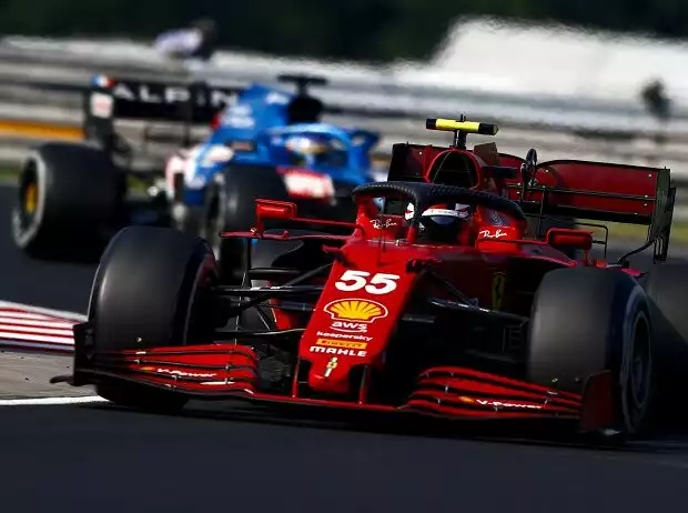 Carlos Sainz im Ferrari SF21 vor Fernando Alonso im Alpine A521 beim Grand Prix von Ungarn der Formel 1 2021 in Budapest Titel-Bild zur News: Carlos Sainz im Ferrari SF21 vor Fernando Alonso im Alpine A521 beim Grand Prix von Ungarn der Formel 1 2021 in Budapest