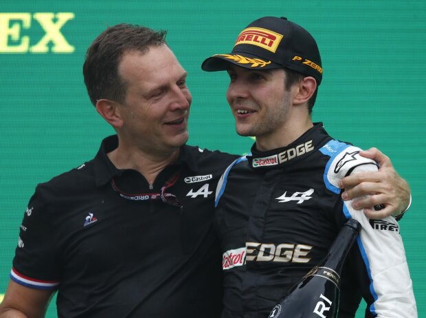 Titel-Bild zur News: Alpine-Boss Michael Rossi mit Esteban Ocon nach dem Grand Prix von Ungarn der Formel 1 2021 auf dem Podium