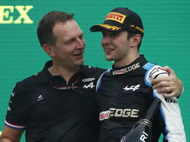 Alpine-Boss Michael Rossi mit Esteban Ocon nach dem Grand Prix von Ungarn der Formel 1 2021 auf dem Podium Titel-Bild zur News: Alpine-Boss Michael Rossi mit Esteban Ocon nach dem Grand Prix von Ungarn der Formel 1 2021 auf dem Podium