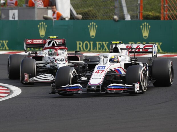 Mick Schumacher im Haas VF-21 vor Antonio Giovinazzi im Alfa Romeo C41 beim Grand Prix von Ungarn 2021 in Budapest