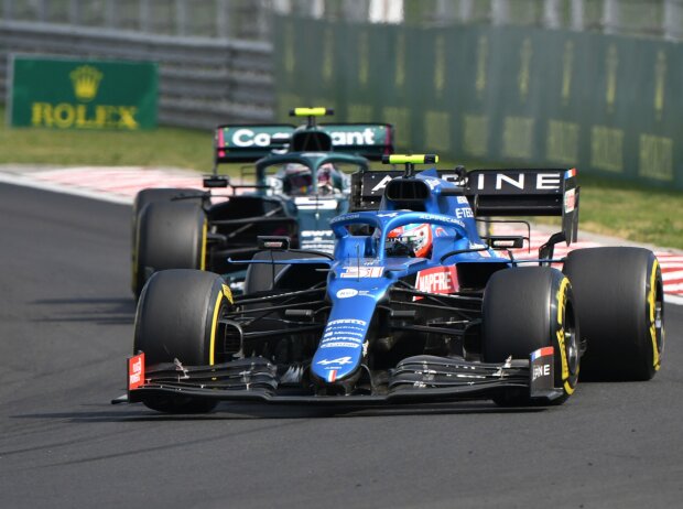 Esteban Ocon im Alpine A521 vor Sebastian Vettel im Aston Martin AMR21 beim Grand Prix von Ungarn der Formel 1 2021 in Budapest Esteban Ocon im Alpine A521 vor Sebastian Vettel im Aston Martin AMR21 beim Grand Prix von Ungarn der Formel 1 2021 in Budapest