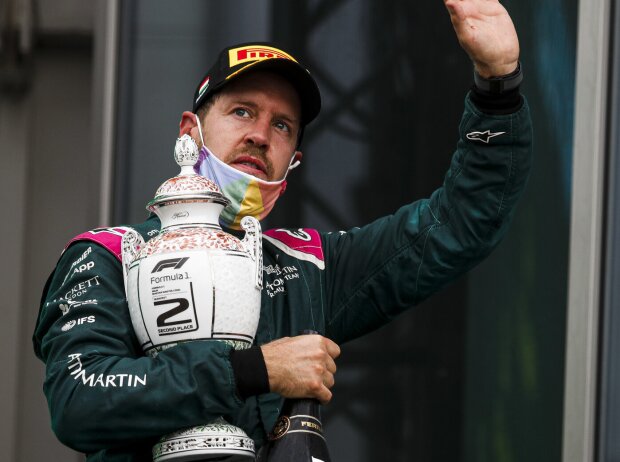 Titel-Bild zur News: Sebastian Vettel (Aston Martin) bei der Siegerehrung nach dem Grand Prix von Ungarn 2021 auf dem Podium des Hungaroring bei Budapest
