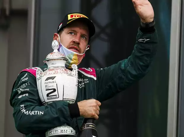 Sebastian Vettel (Aston Martin) bei der Siegerehrung nach dem Grand Prix von Ungarn 2021 auf dem Podium des Hungaroring bei Budapest Titel-Bild zur News: Sebastian Vettel (Aston Martin) bei der Siegerehrung nach dem Grand Prix von Ungarn 2021 auf dem Podium des Hungaroring bei Budapest