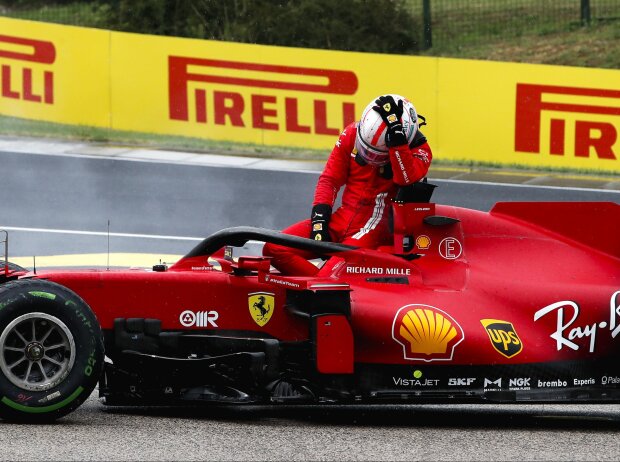 Titel-Bild zur News: Charles Leclerc steigt in Ungarn aus seinem unverunfallten Ferrari
