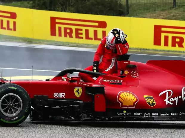 Charles Leclerc steigt in Ungarn aus seinem unverunfallten Ferrari Titel-Bild zur News: Charles Leclerc steigt in Ungarn aus seinem unverunfallten Ferrari