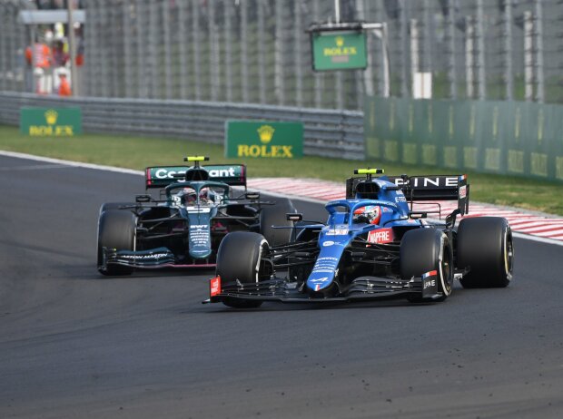 Titel-Bild zur News: Esteban Ocon (Alpine) und Sebastian Vettel (Aston Martin) im Duell auf dem Hungaroring