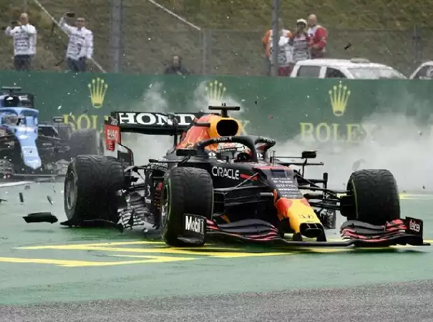 Max Verstappen (Red Bull) nach dem Startunfall in Ungarn Titel-Bild zur News: Max Verstappen (Red Bull) nach dem Startunfall in Ungarn