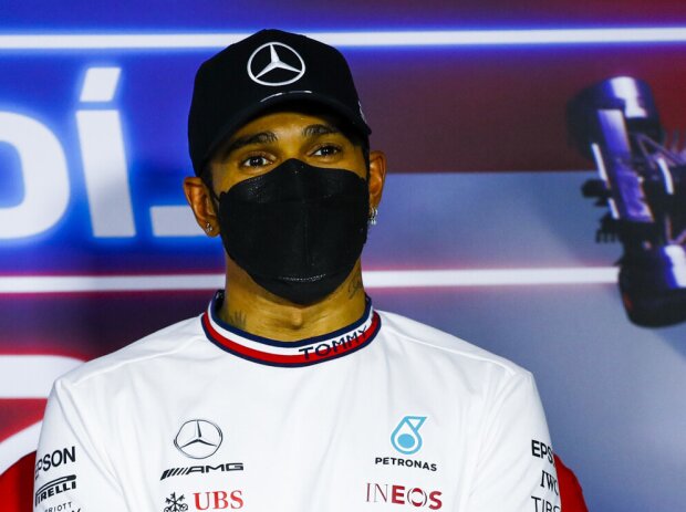 Titel-Bild zur News: Lewis Hamilton (2./Mercedes) in der Sieger-Pressekonferenz nach dem Grand Prix von Ungarn auf dem Hungaroring bei Budapest 2021