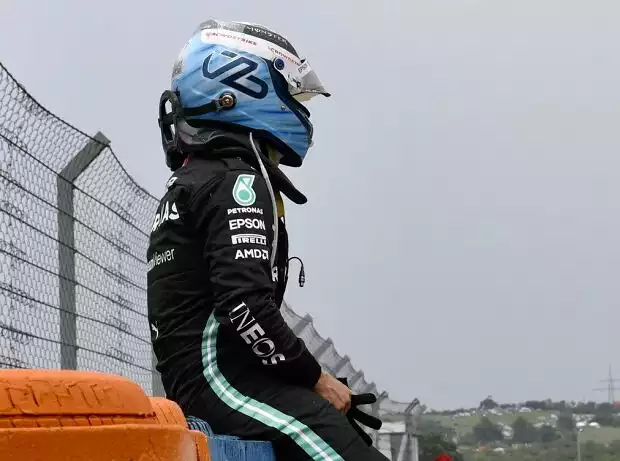 Valtteri Bottas (Mercedes) nach dem von ihm ausgelösten Startunfall beim Grand Prix von Ungarn 2021 auf dem Hungaroring bei Budapest Titel-Bild zur News: Valtteri Bottas (Mercedes) nach dem von ihm ausgelösten Startunfall beim Grand Prix von Ungarn 2021 auf dem Hungaroring bei Budapest
