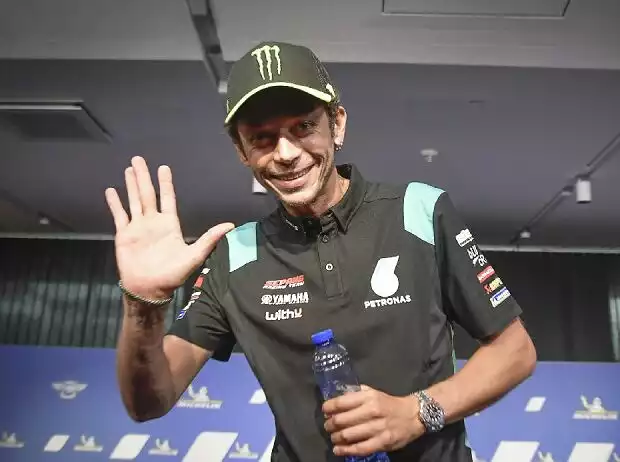MotoGP-Star Valentino Rossi winkt nach seiner Rücktrittsankündigung in die Kamera Titel-Bild zur News: MotoGP-Star Valentino Rossi winkt nach seiner Rücktrittsankündigung in die Kamera