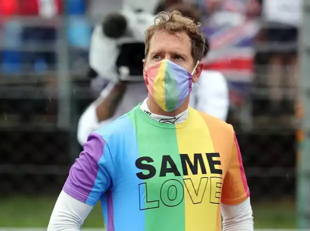 Sebastian Vettel mit seinem Regenbogen-T-Shirt in der Startaufstellung zum Grand Prix von Ungarn der Formel 1 2021 in Budapest Titel-Bild zur News: Sebastian Vettel mit seinem Regenbogen-T-Shirt in der Startaufstellung zum Grand Prix von Ungarn der Formel 1 2021 in Budapest
