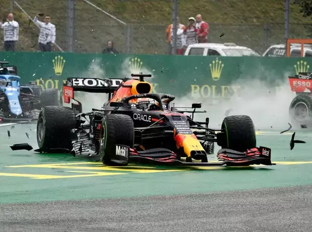 Der Red Bull RB16B von Max Verstappen kurz nach dem Startcrash beim Grand Prix von Ungarn der Formel 1 2021 in Budapest Titel-Bild zur News: Der Red Bull RB16B von Max Verstappen kurz nach dem Startcrash beim Grand Prix von Ungarn der Formel 1 2021 in Budapest