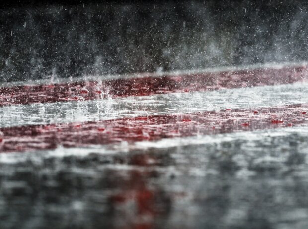 Titel-Bild zur News: Regen in der Boxengasse am Red-Bull-Ring in Spielberg
