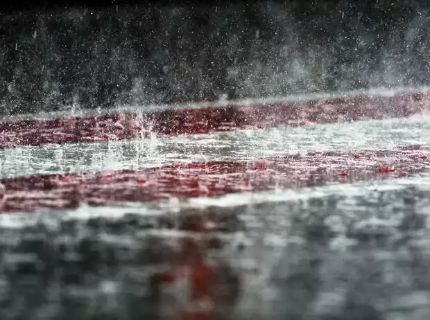 Regen in der Boxengasse am Red-Bull-Ring in Spielberg Titel-Bild zur News: Regen in der Boxengasse am Red-Bull-Ring in Spielberg