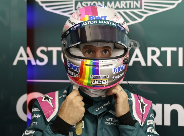 Sebastian Vettel mit Regenbogen-Farben auf seinem Helm beim Grand Prix von Ungarn der Formel 1 2021 in Budapest Sebastian Vettel mit Regenbogen-Farben auf seinem Helm beim Grand Prix von Ungarn der Formel 1 2021 in Budapest